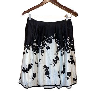 •WHITE HOUSE BLACK MARKET•100% SILK IVORY AND BLACK FLORAL SKIRT SIZE 2